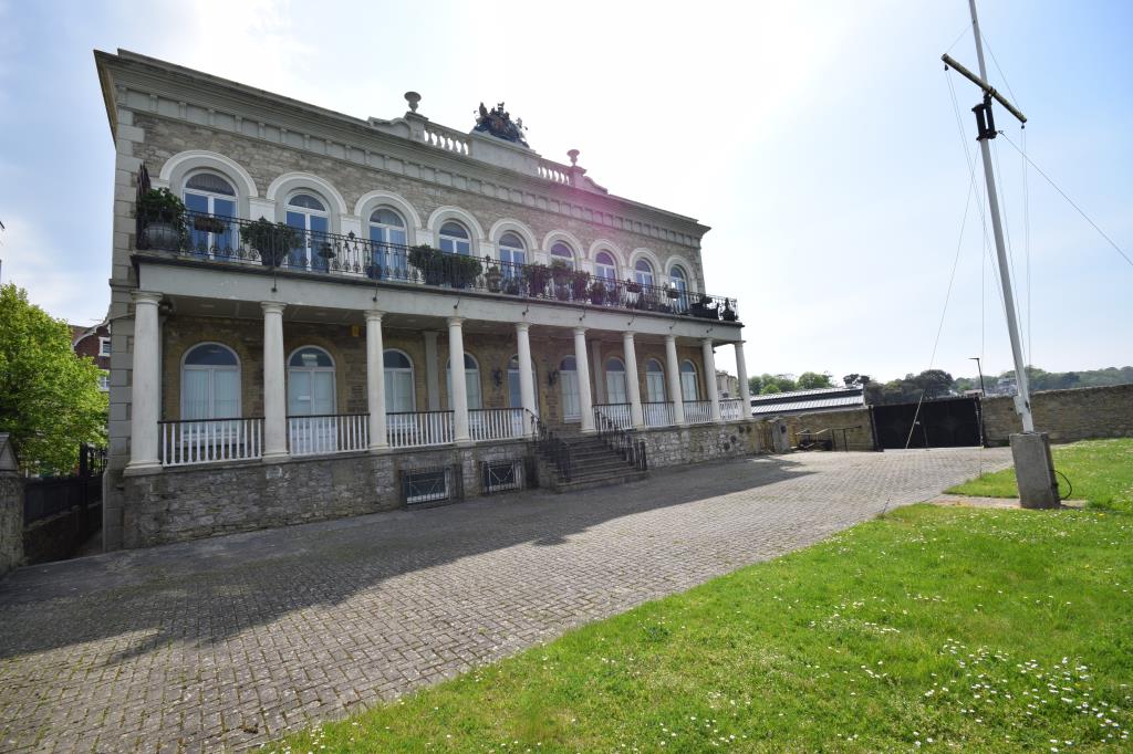 Lot: 21 - FREEHOLD FOUR STOREY WATERFRONT BUILDING WITH POTENTIAL - A Ground Level View from the Seafront Side